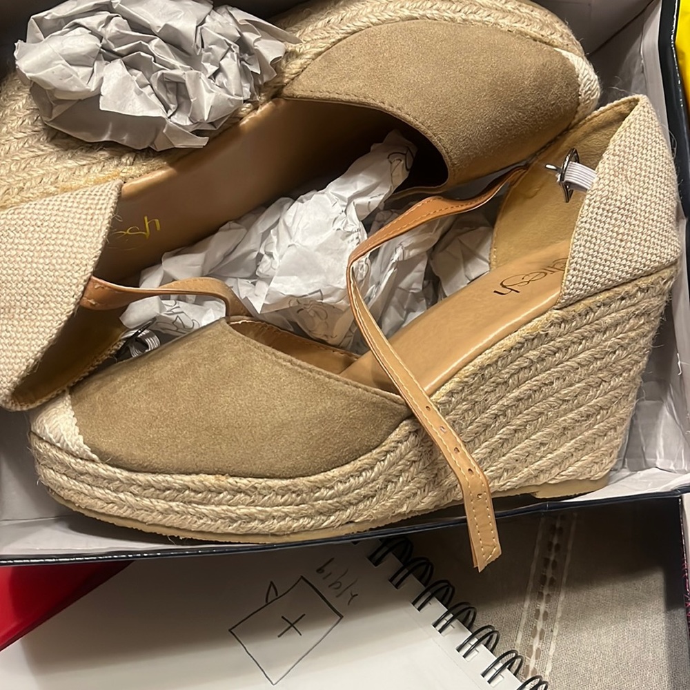 NIB Refresh espadrilles
